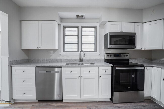 Building Photo - Spacious 3 Bed, 2 Bath in Newark - Move-In...