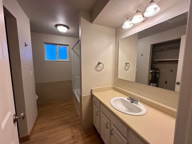 Building Photo - Charming 2 bdrm, 1 bath in Maplewood Neigh...