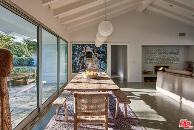 Building Photo - 6715 Fernhill Dr