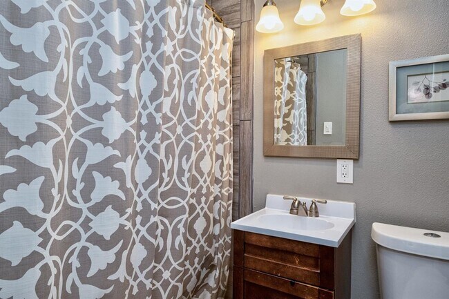 Building Photo - Pre-Leasing - 3 bed 2 bath