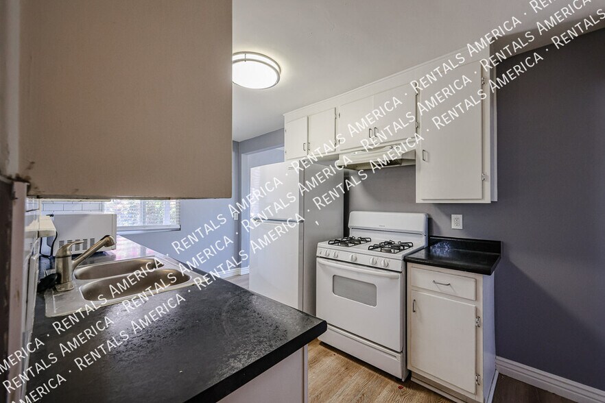 Building Photo - 404 W Mission Ln