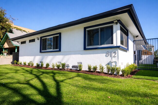 Building Photo - 812 Larch St