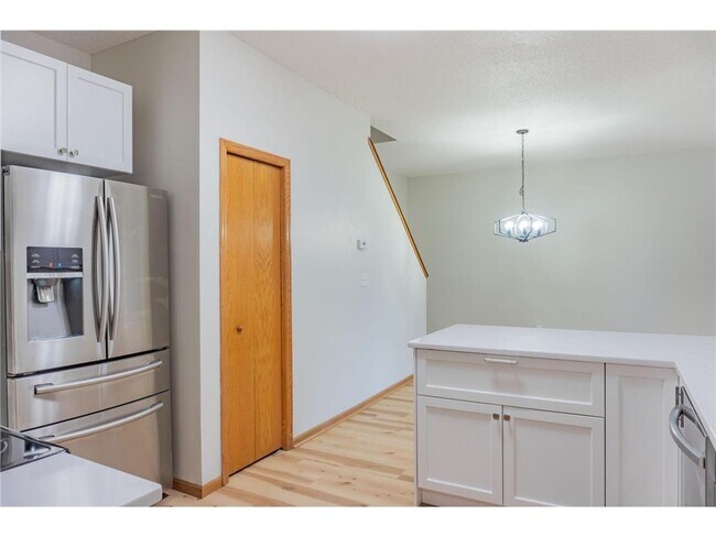 Building Photo - 112X Crystal Pl W