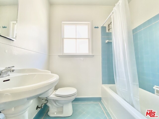 Building Photo - 2254 N Beachwood Dr