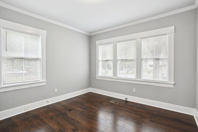 Building Photo - Large 4BR/2BA Downtown House Walking Distance to Daffin Park and Forsyth Park