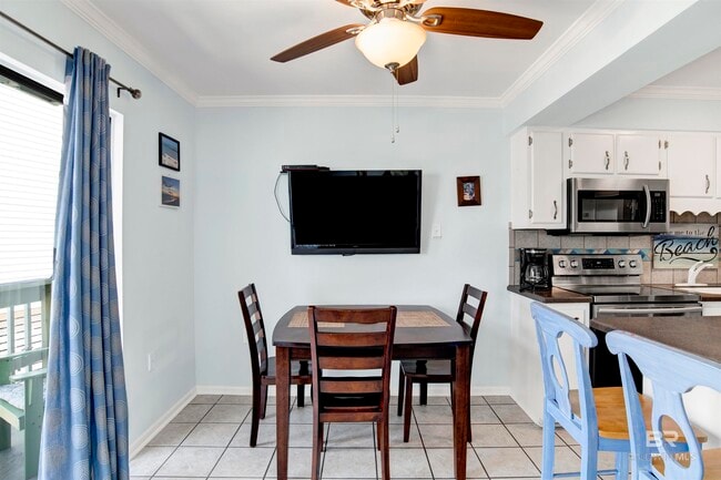 Building Photo - 554 E Beach Blvd