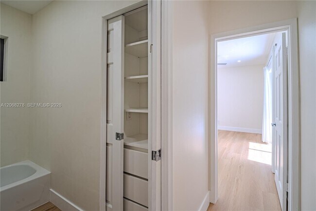 Building Photo - 1825 Alamanda Dr