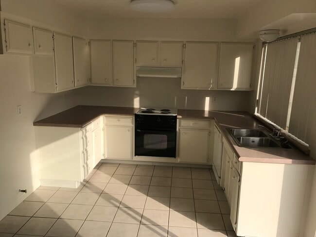 Building Photo - 1908 S Pride St