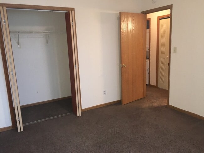 Building Photo - 2 Bedroom Top Floor Apartment - Close to I-70