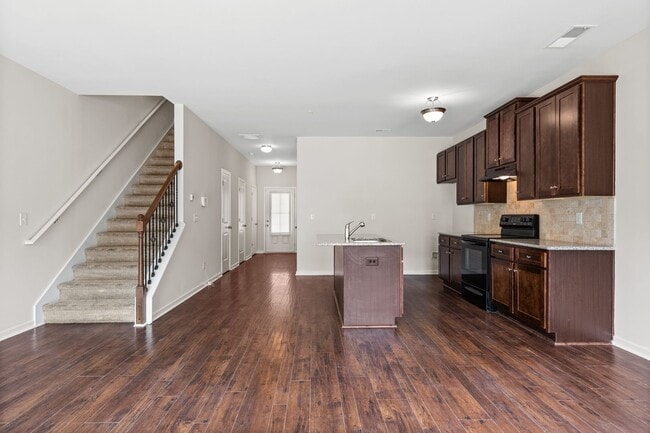 Building Photo - 3 Bedroom Townhome in Jonesboro!