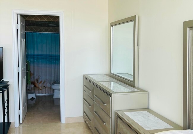 Building Photo - 1237 Hillsboro Mile