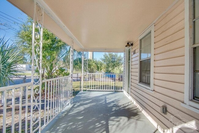 Building Photo - 618 N B St