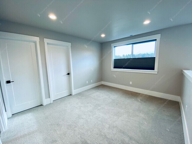 Building Photo - Craftsman Charm Meets Modern Luxury in Summit West