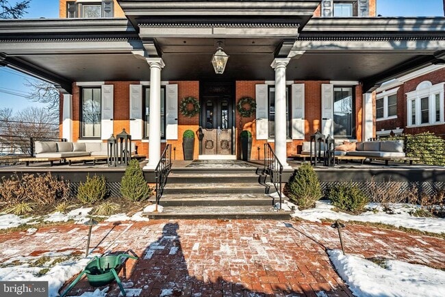 Building Photo - 305 S Walnut St