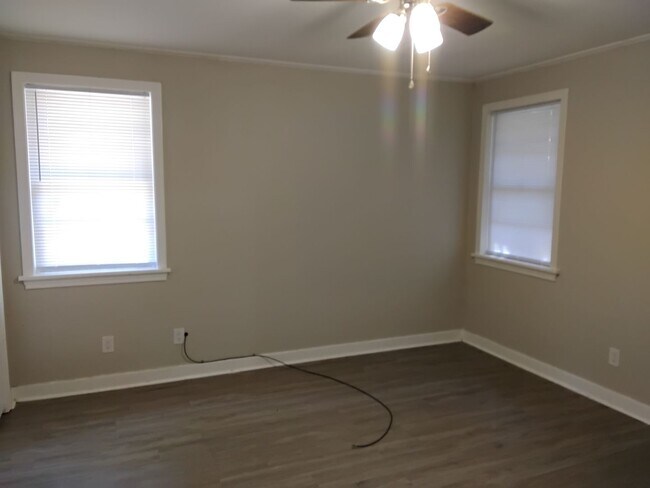 Building Photo - $500 OFF MOVE IN SPECIAL - HEART OF BROADMOOR HOME-3/1.5