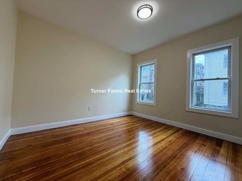 Building Photo - 5 Lowell Cir