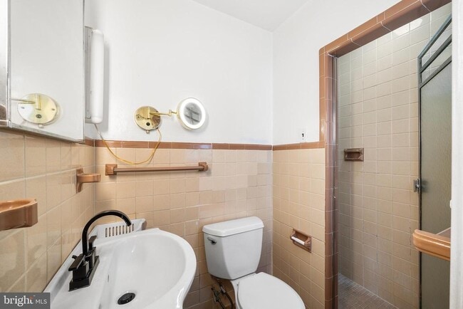 Building Photo - 7301 Chestnut Ave