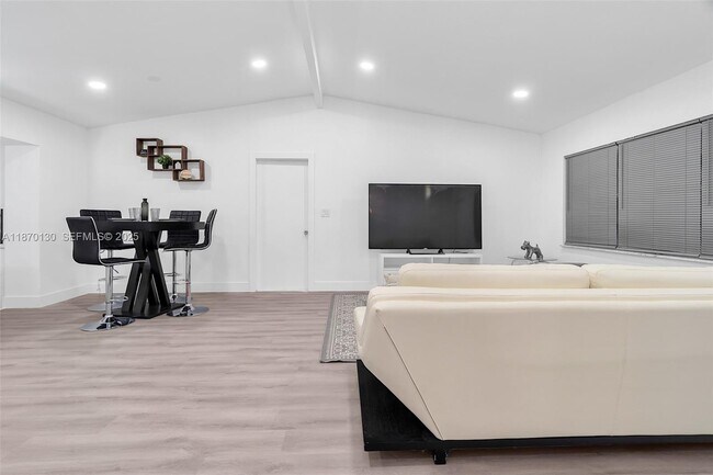 Building Photo - 658 SW 1st Ct