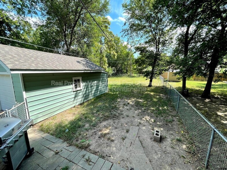 Building Photo - 830 S Fern St