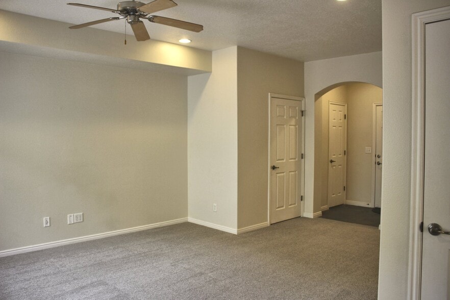 Building Photo - 1145 Canyon Meadow Dr