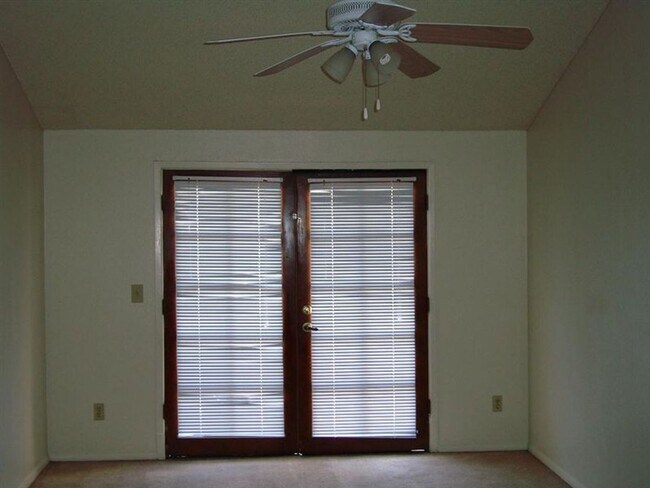 Building Photo - 4BR/2.5BA Townhome w/ Private Yard Near Downtown Tucson