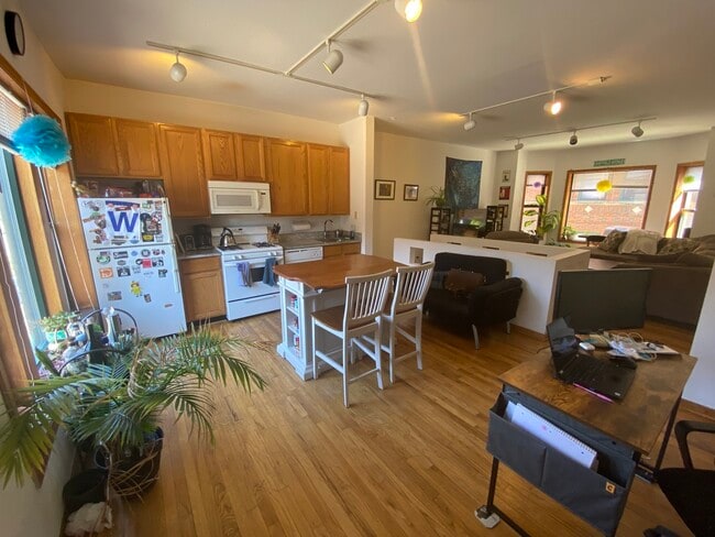 Building Photo - 632 W Patterson Ave