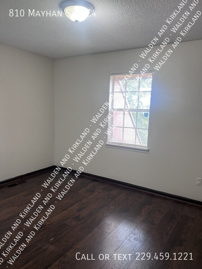 Building Photo - 810 Mayhan St