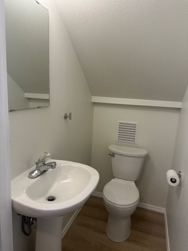 Building Photo - Renovated 3 Bed 2.5 Bath Home in South Park