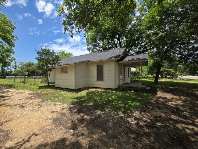 Building Photo - 1116 E Cameron Ave