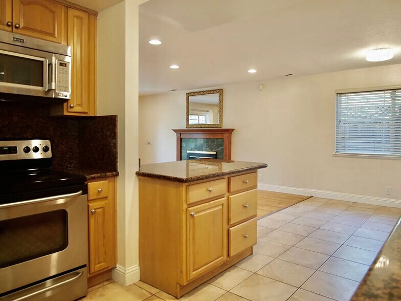 Building Photo - 1367 Oslo Ln