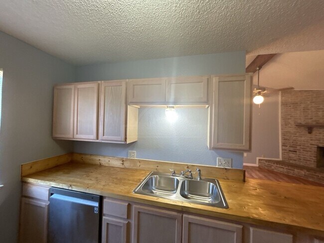 Building Photo - 2011 Windward Dr