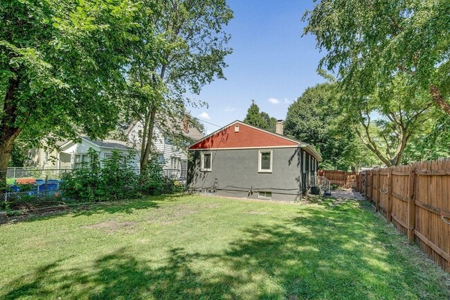 Building Photo - Large 5 Bed | 2 Bath House W/ Fenced Yard ...