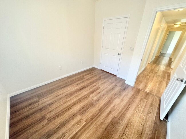Building Photo - Fully upgraded condo with new flooring, paint, and appliances in Southwest Las Vegas