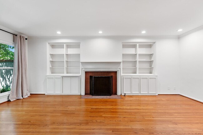 Building Photo - 11053 Strathmore Dr