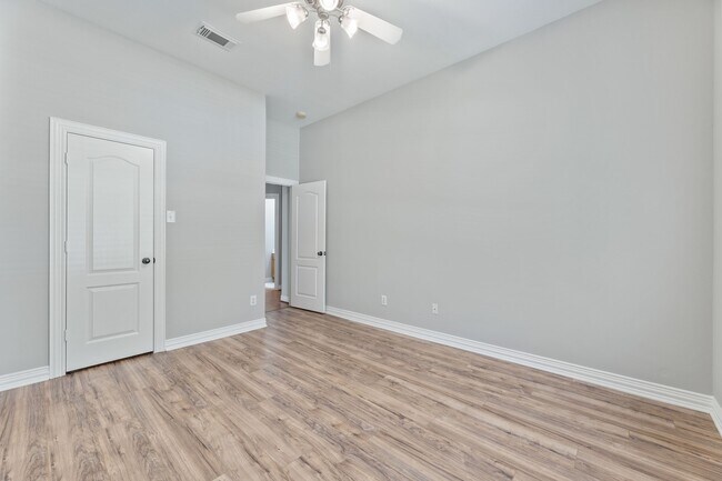 Building Photo - 1221 Torchwood Dr