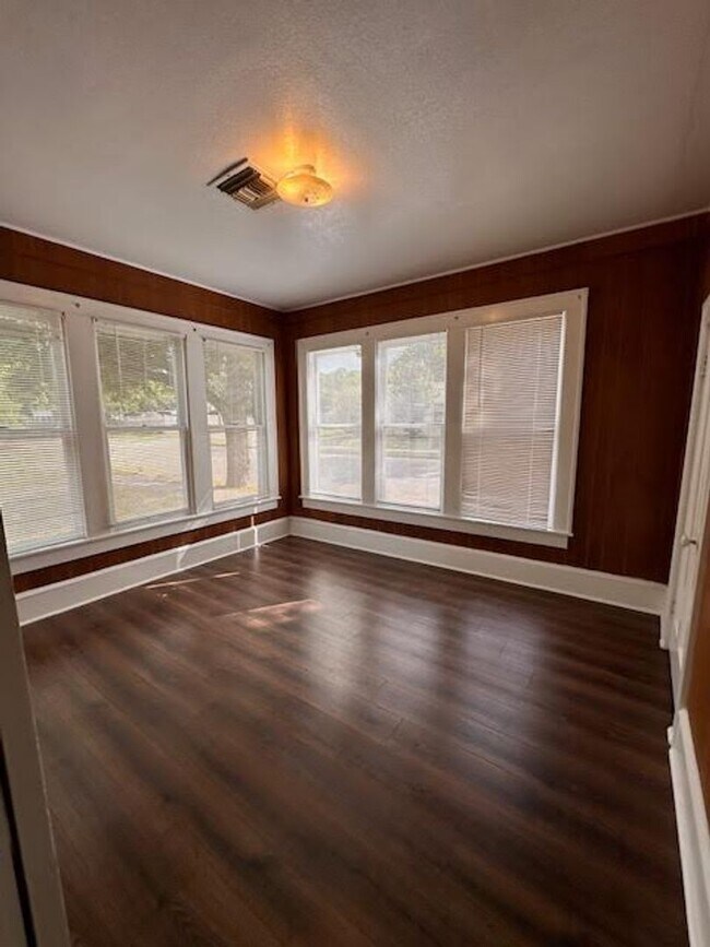 Building Photo - 2724 Bosque Blvd