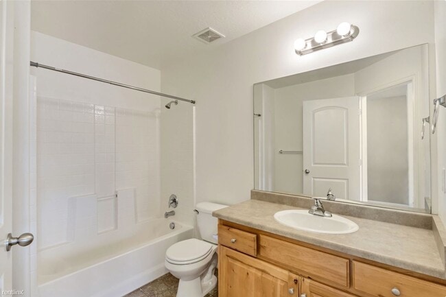 Building Photo - Beautiful Orem Townhouse