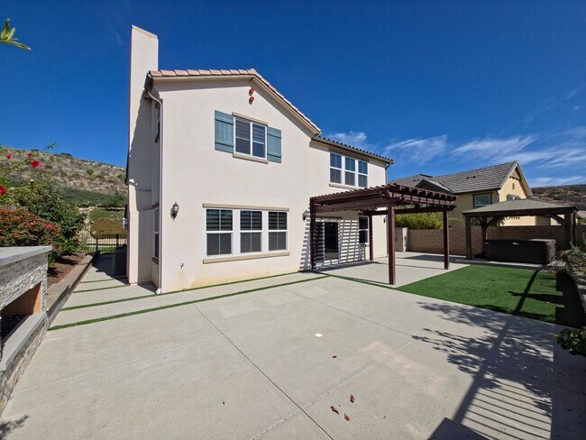 Building Photo - MOVE-IN READY 5+4 in Simi w/mountain views...