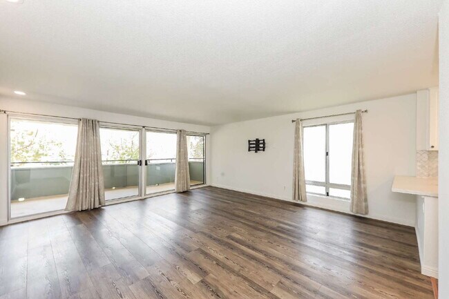 Building Photo - Modern 3 Bed / 2 Bath Turnkey Home with Exceptional Amenities!