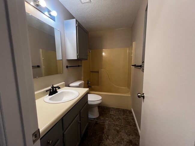 Building Photo - 3 Bedroom 2 Bathroom House