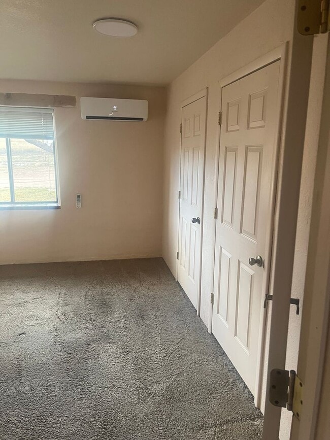 Building Photo - Beautiful ! Bed 1.5 Bath in J-6.