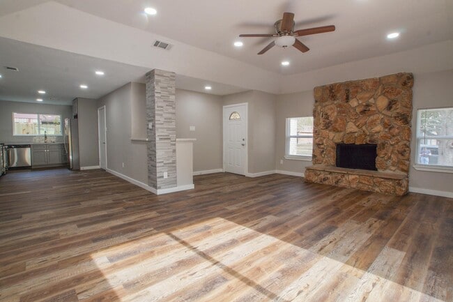 Building Photo - 4131 Lufborough Dr