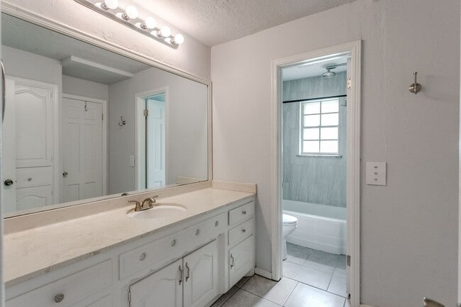 Building Photo - Spacious 4-Bedroom Home in Mature Neighbor...