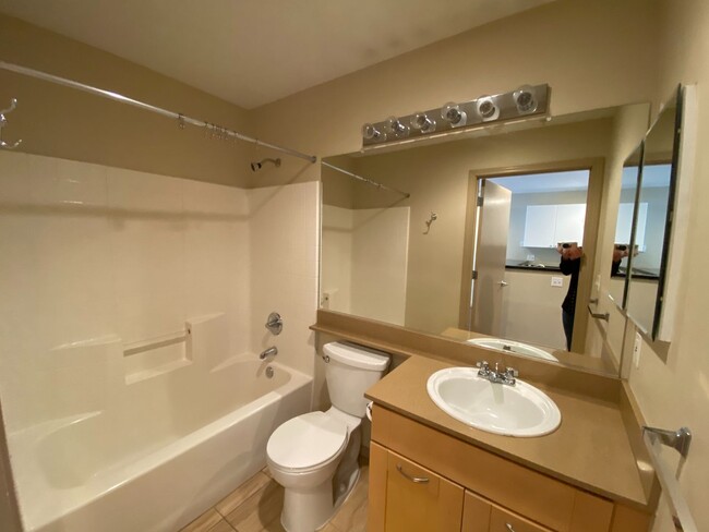 Building Photo - 1 Bed 1 Bath Condo in Seattle - Includes P...