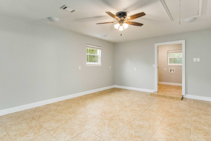 Building Photo - 4998 Carlyn Dr