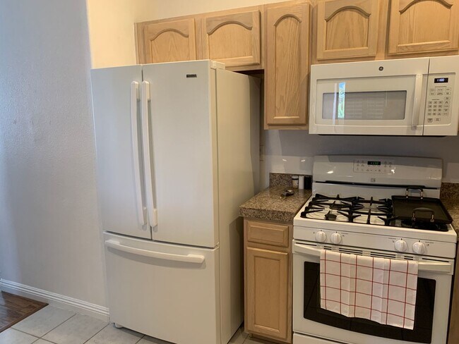 Building Photo - Lovely furnished Green Valley condo in Res...