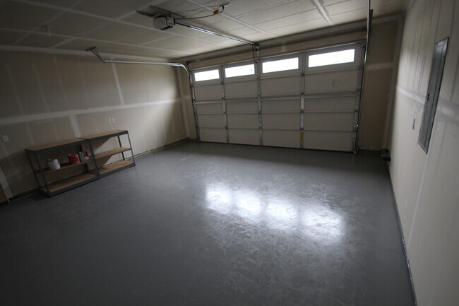 Building Photo - Like New Home Near Hospital, All Appliance...