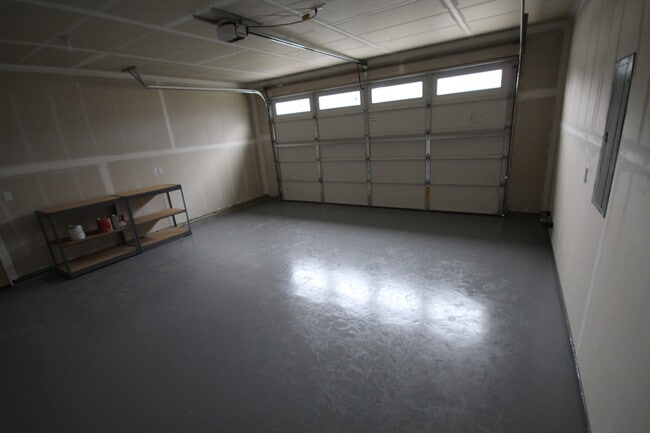 Building Photo - Like New Home Near Hospital, All Appliances, Air Conditioning, Fenced Yard, Dbl Garage