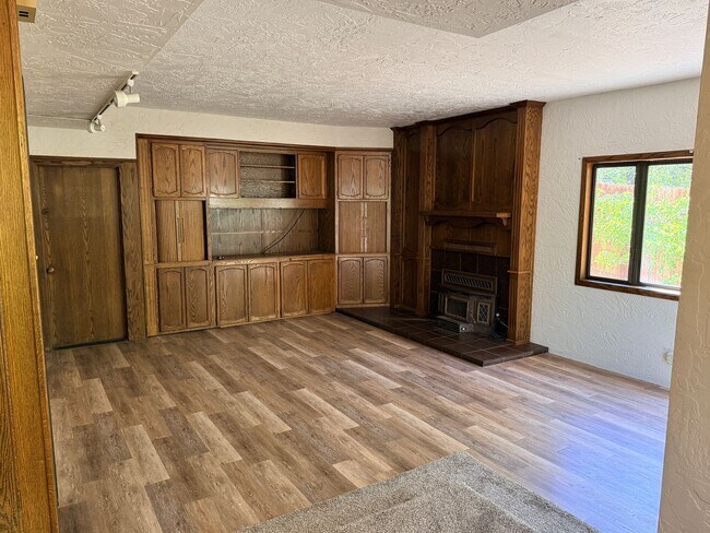 Building Photo - 4 Bed 2.5 Bath House with yard in McLaren Ranch