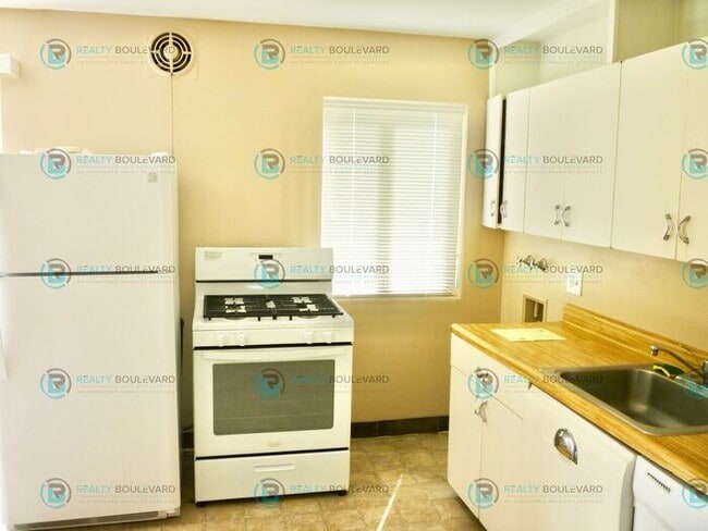 Building Photo - 1/2 Month Free! Charming 3-Bedroom Home in...